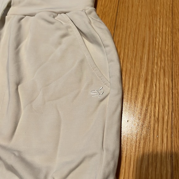 Cozy Earth off white sleep set - Picture 10 of 12